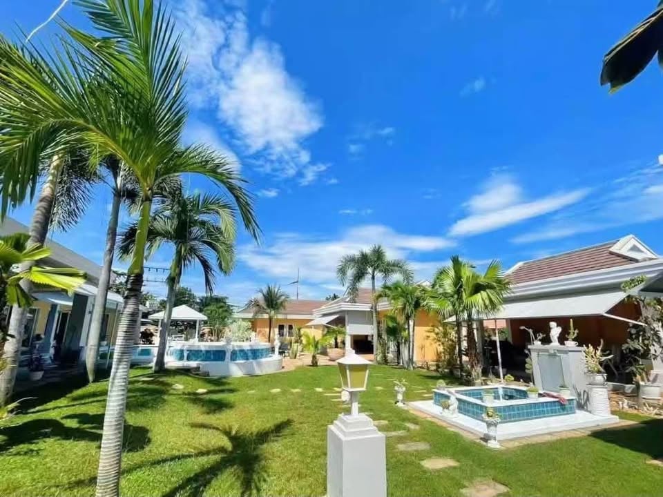 8 beds 9 bathrooms – House