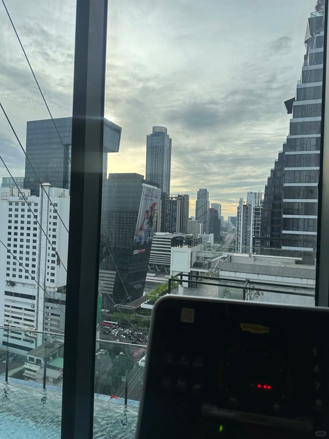 中央rama9位置好 就是太吵了