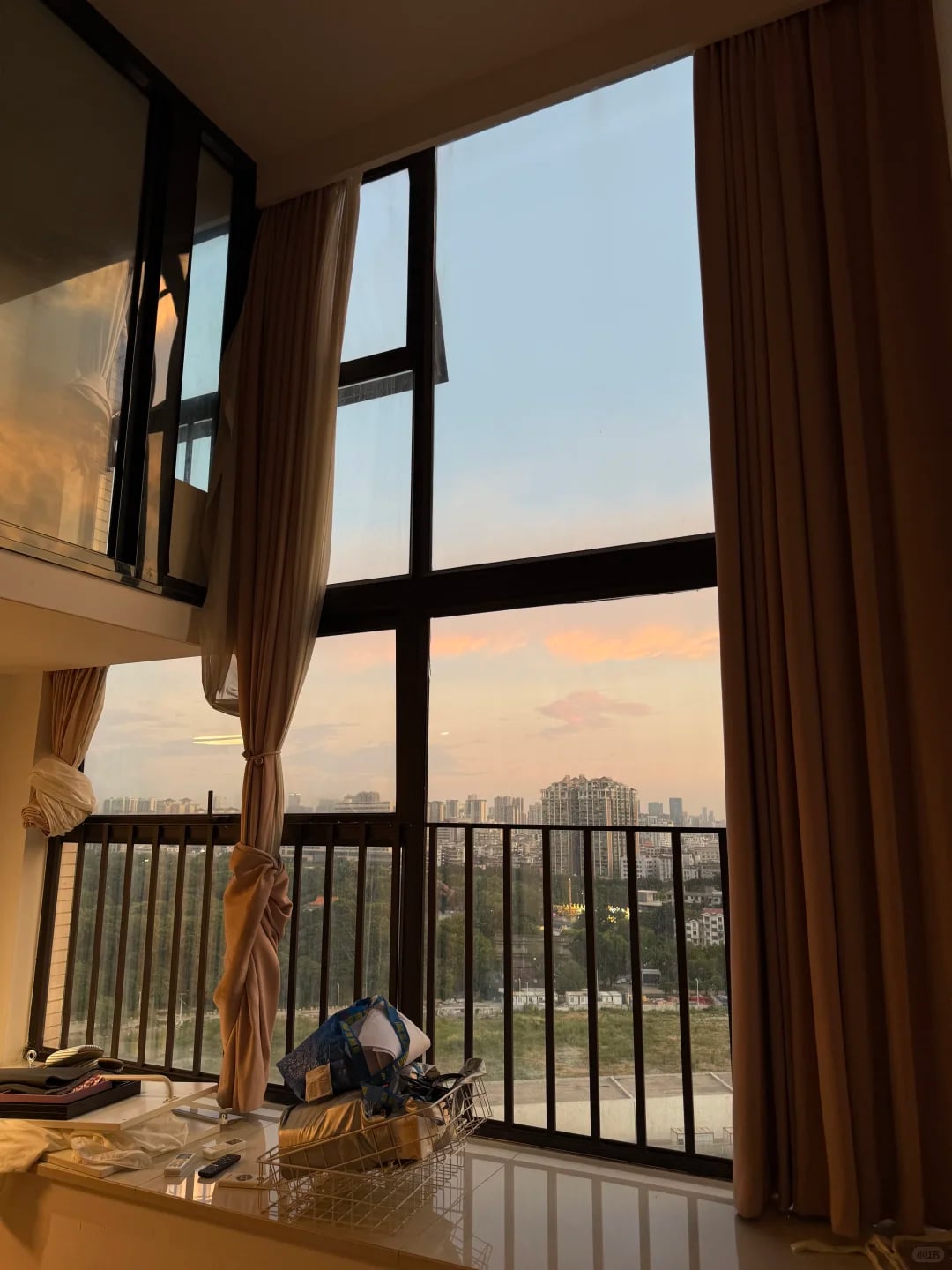 花1500租了一个loft空房晚上还可以看夕阳