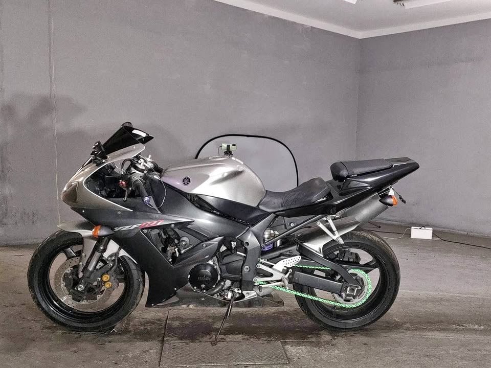 YAMAHA R1