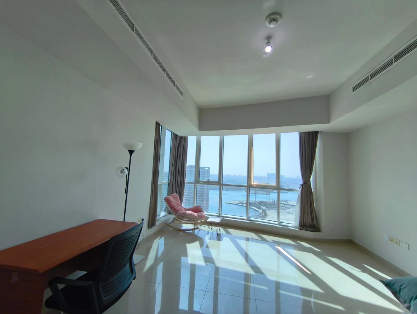 Abu Dhabi Reem Island bargain bargain master bedroom with a
