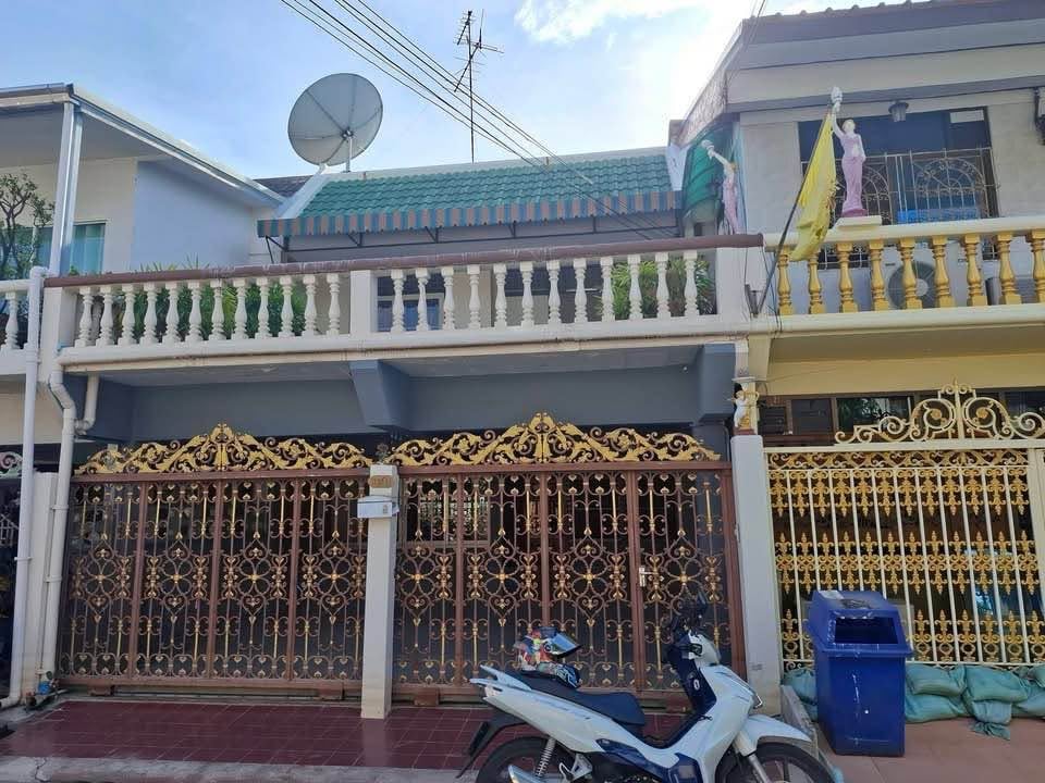 Two-story townhouse for rent, unfurnished.