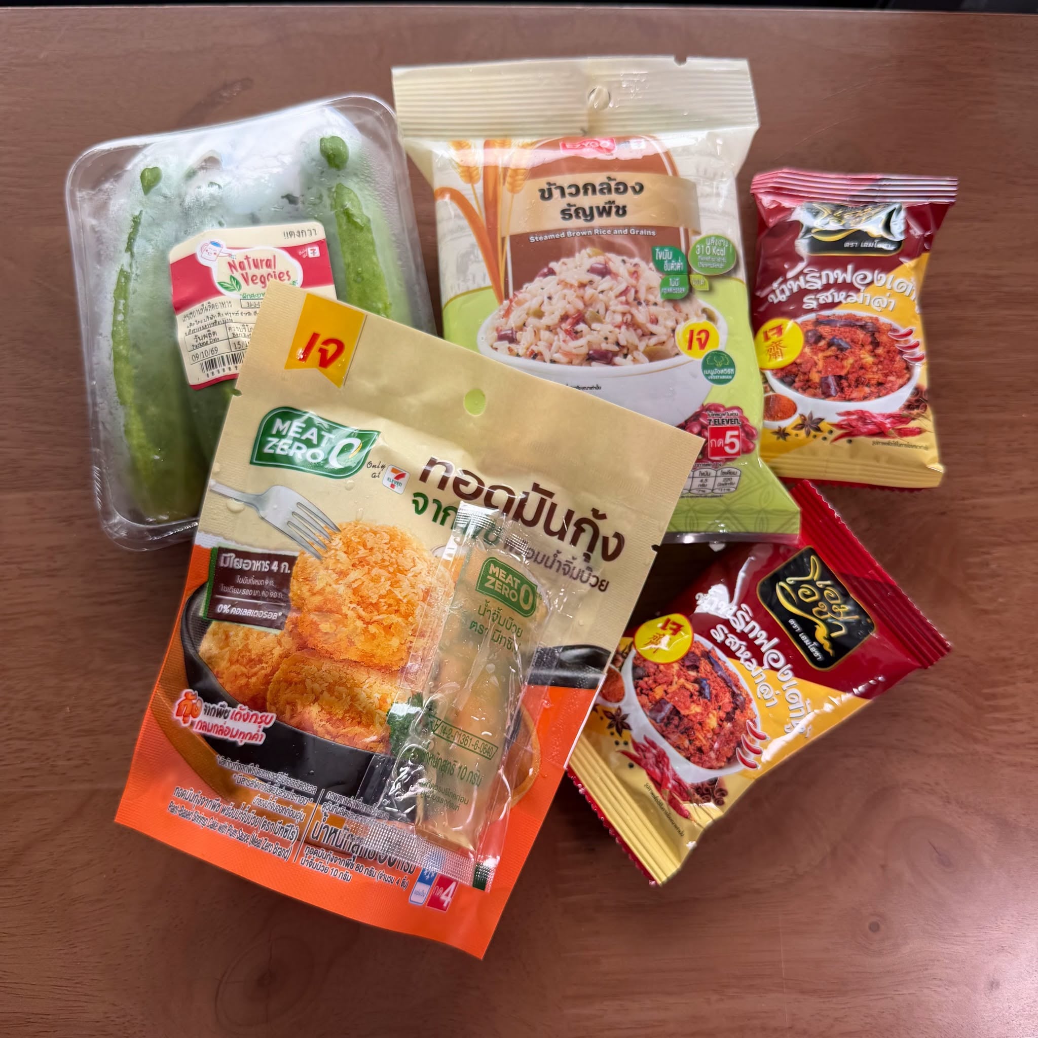 素食期快手菜：糙米拌麻辣豆腐皮蘸酱配植物基炸虾饼，做法简单超好吃