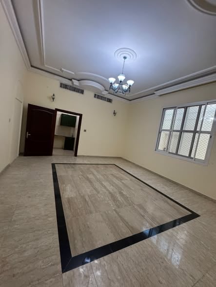 迪拜Al Muntazah Muroor路31街大型Studio公寓，月租3200，含停车WiFi