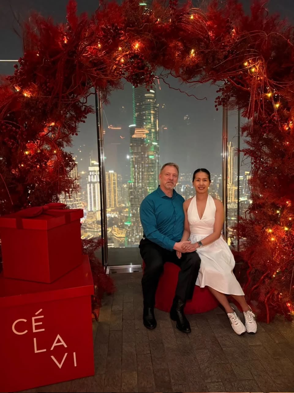 CÉ LA VI餐厅：东南亚风情融合菜，每日12点至凌晨3点营业，含午餐套餐及主题派对