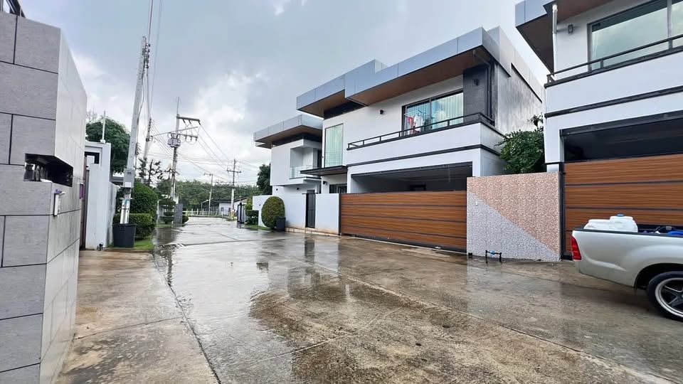 东芭提雅6房7卫豪华泳池别墅，带独立客房与全套家具，月租收益12万泰铢