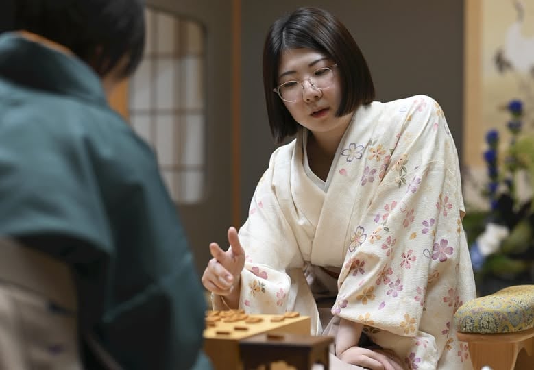 日本首位女性棋士诞生：拥有四冠头衔的西山朋佳决定挑战最高称号