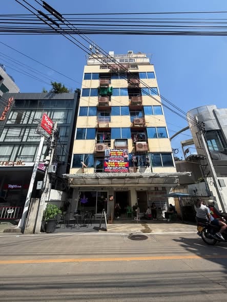 曼谷素坤逸13巷整栋8层物业出售或出租，含32间房及天台，黄金地段待翻新