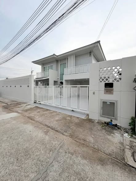 1099万泰铢买普瑞克萨-纳拉独立屋，带泳池及全套家电家具拎包入住