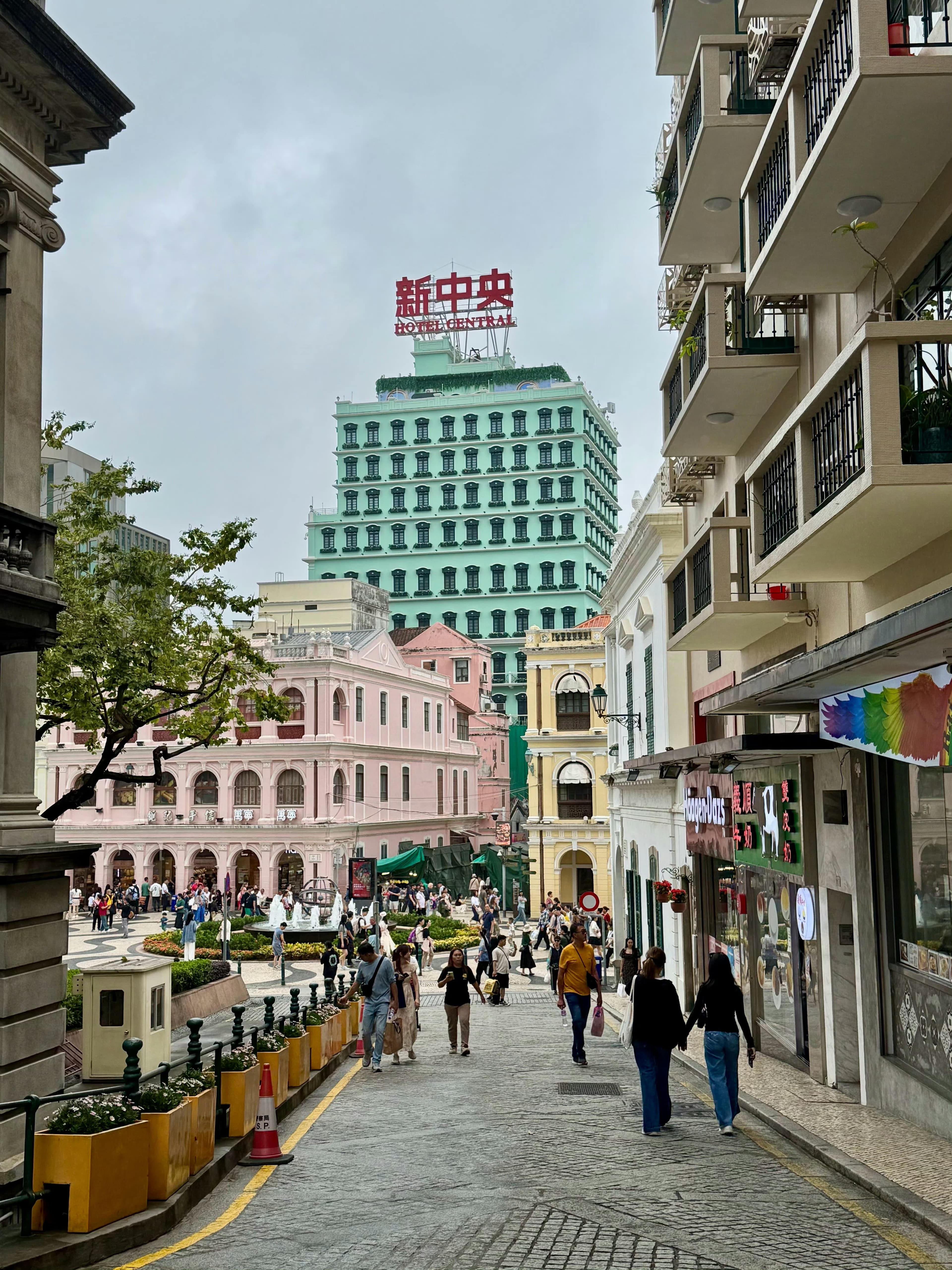 澳门议事亭前地突然被我拍成‘童话街景’了!青粉黄三色建筑+新中央大楼,像闯进宫崎骏的画里封面图