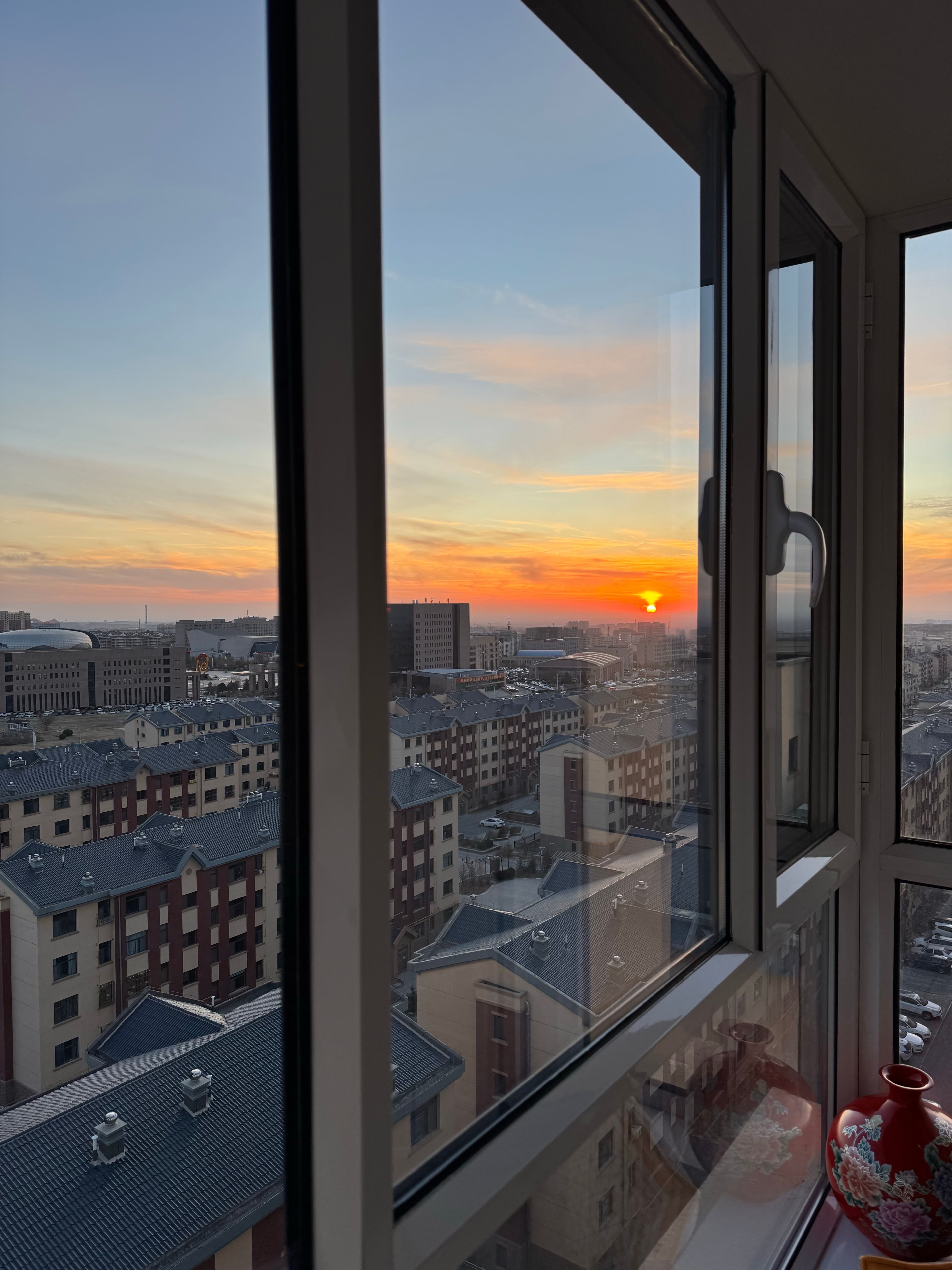 下班回家,窗边的夕阳把整座城都染成了糖霜色~封面图