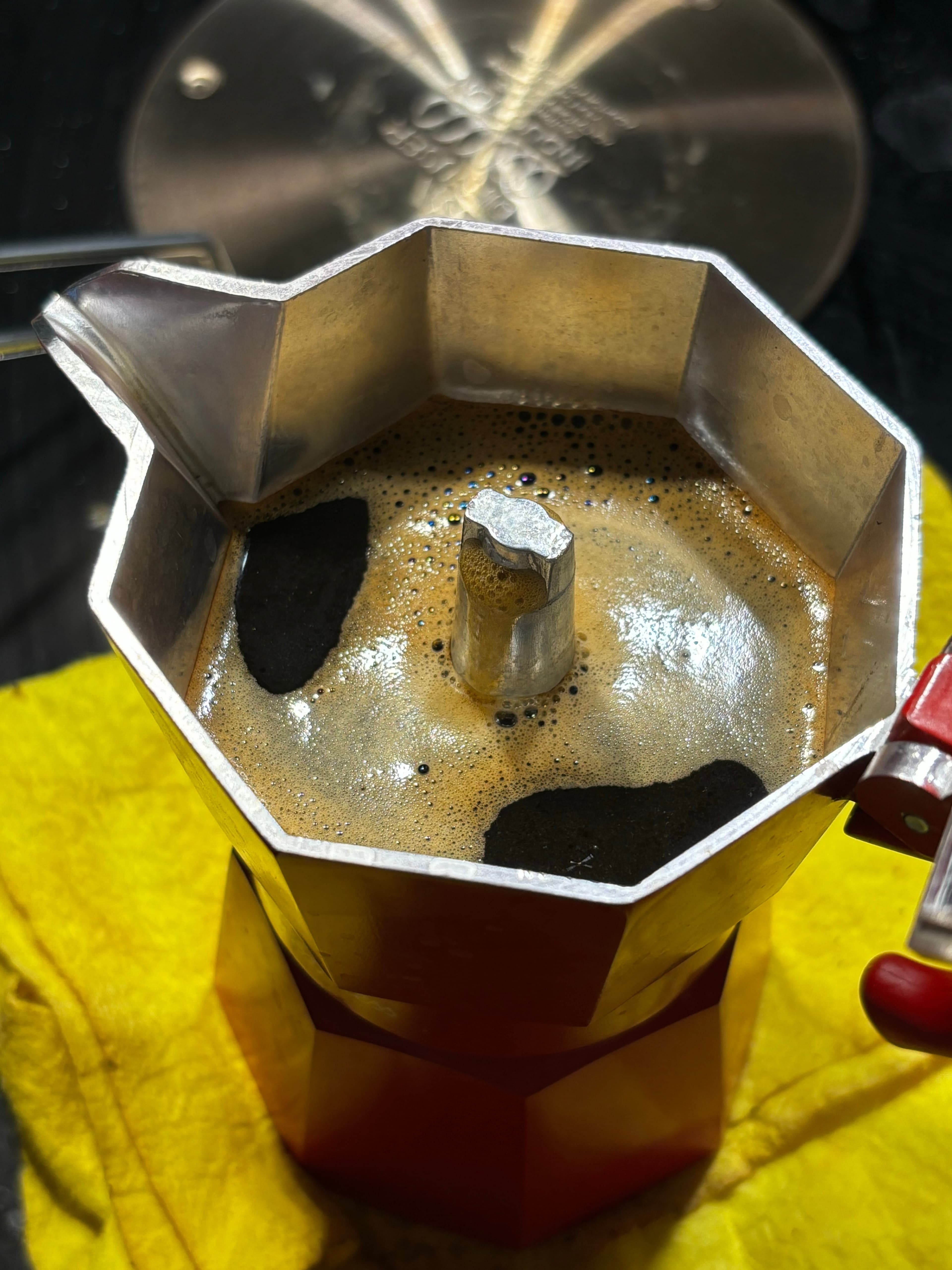 凌晨3点的摩卡壶,比闹钟还准时唤醒我——这杯咖啡,救了我半条命封面图