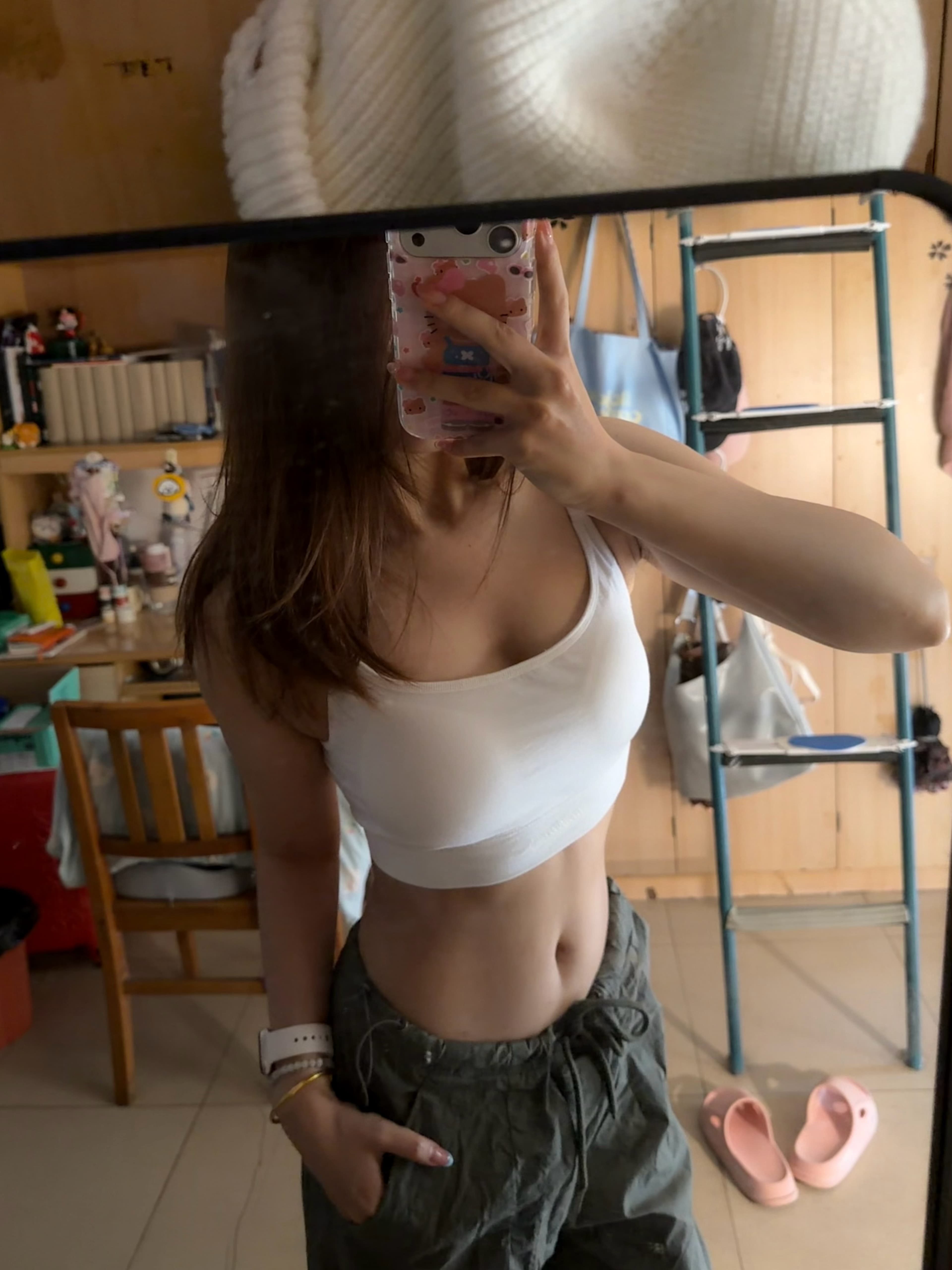 今天在宿舍楼顶晾衣服时顺手拍了张照,腰线居然自己跑出来了?封面图