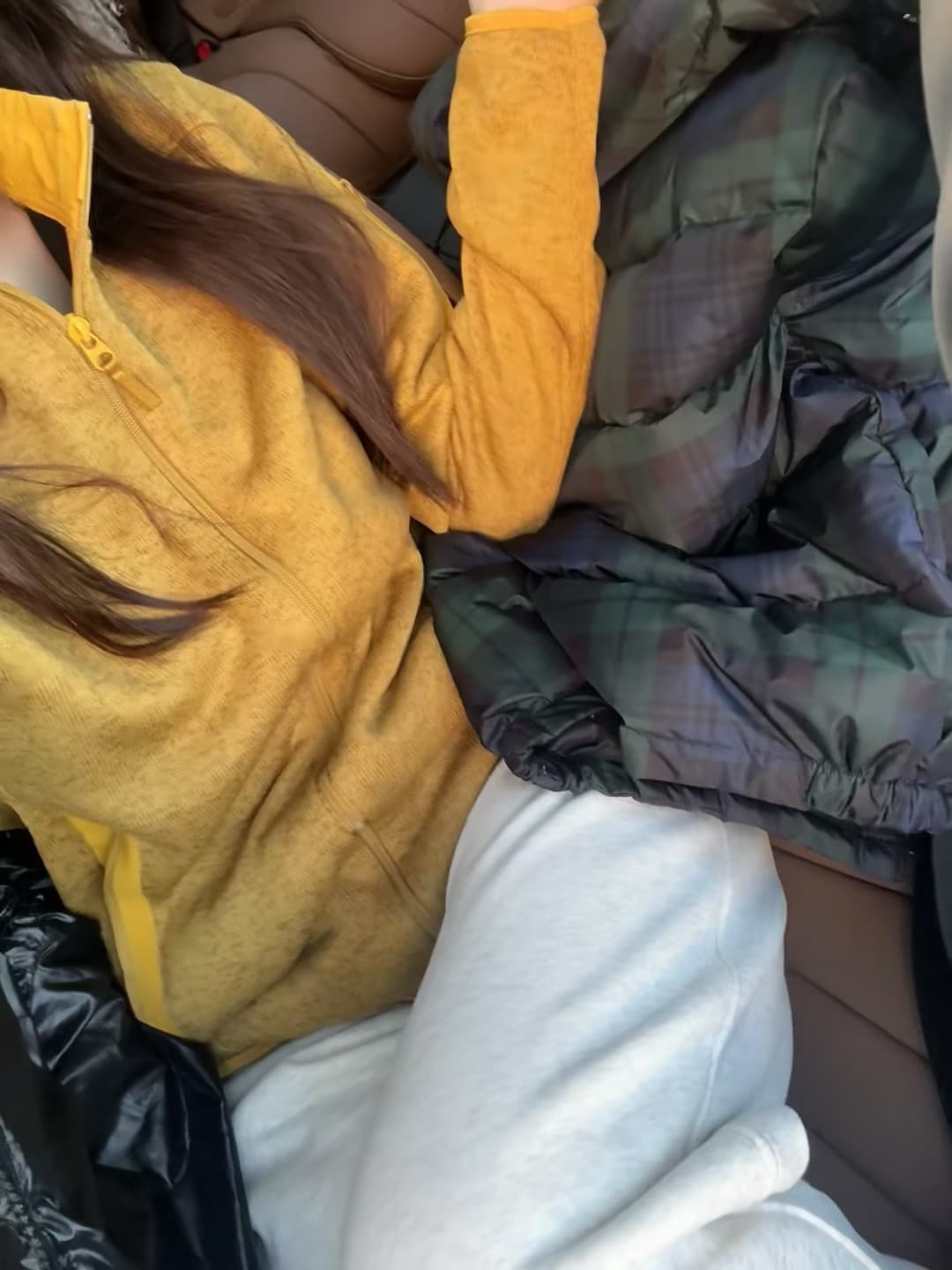 黄毛衣配白裤的通勤日,车里偷懒三分钟 🧡封面图