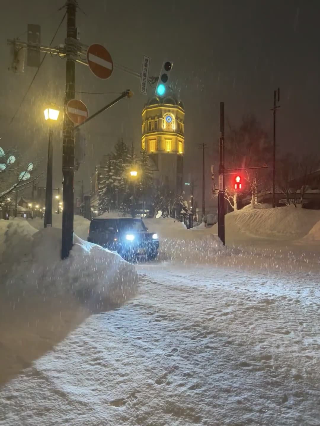 雪夜通勤,绿灯亮起时车轮碾过积雪的脆响像在放烟花封面图