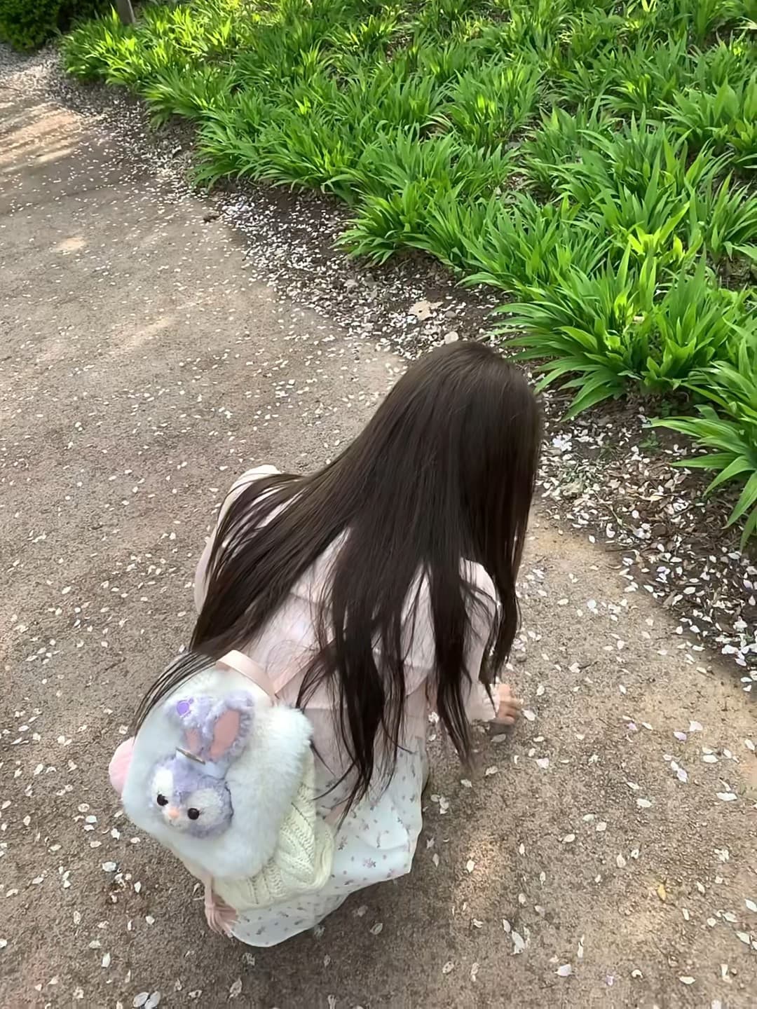 小兔子背包蹲在樱花道上,像把春天揣进了怀里 🌸封面图