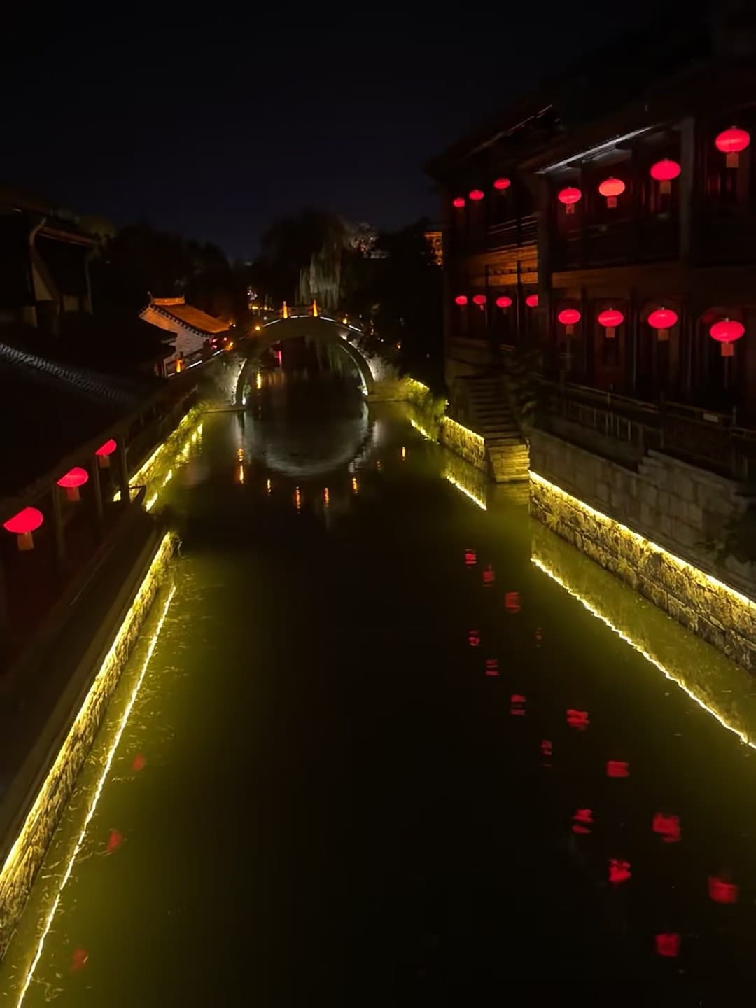 夜游小河湾,红灯笼漂在水面上像打翻的糖霜~封面图
