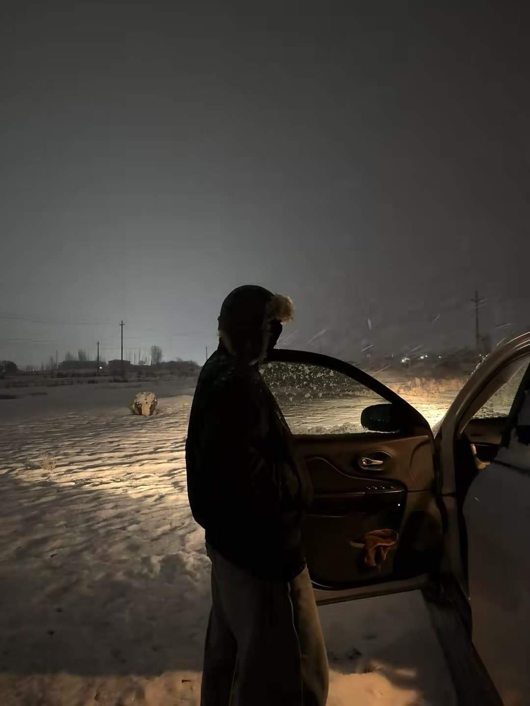 雪夜下车瞬间|车门一开,风直接把帽子吹飞了封面图