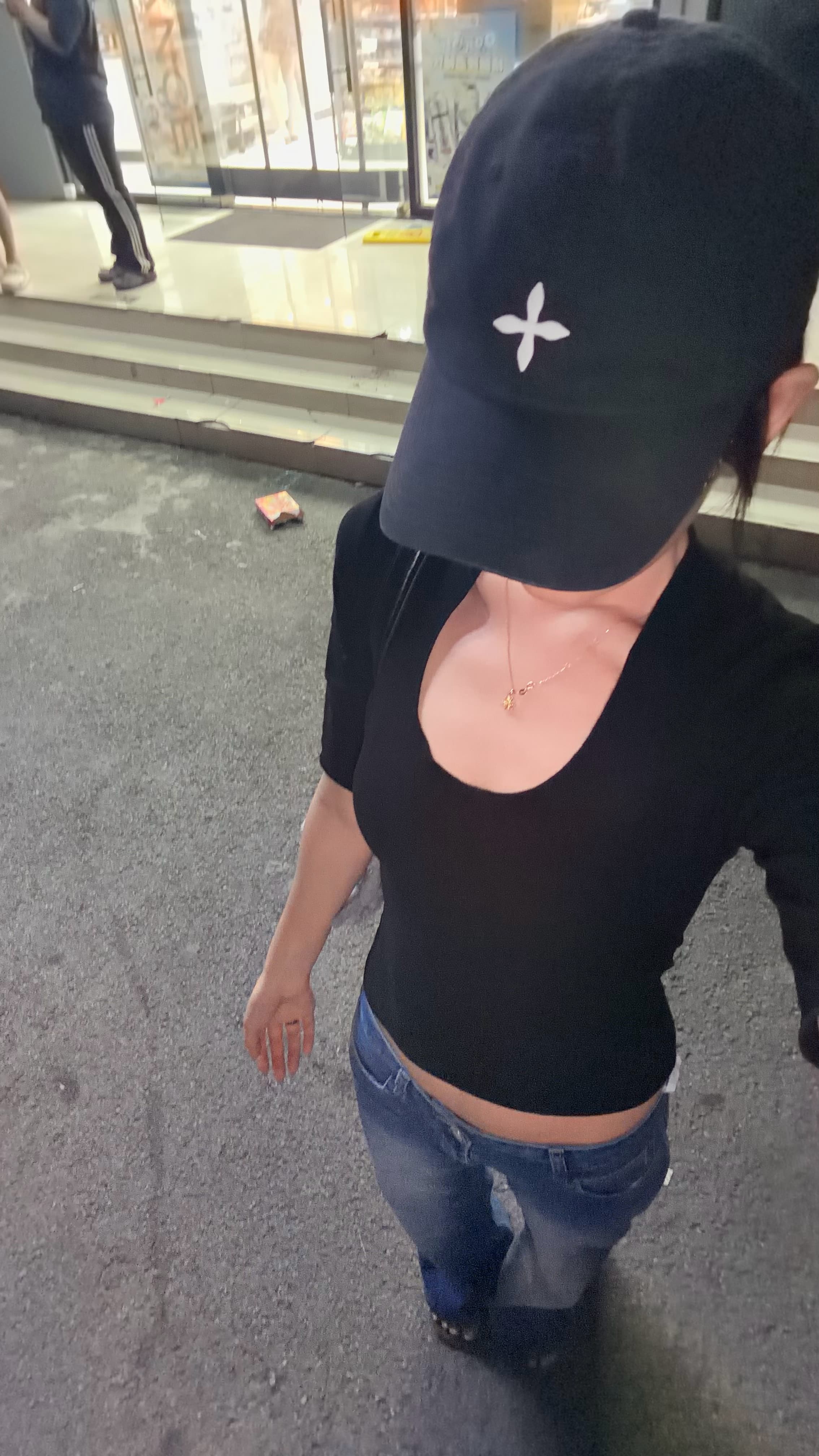 今天在街角被自己帅到了…帽子压得低低的,但心是敞亮的封面图