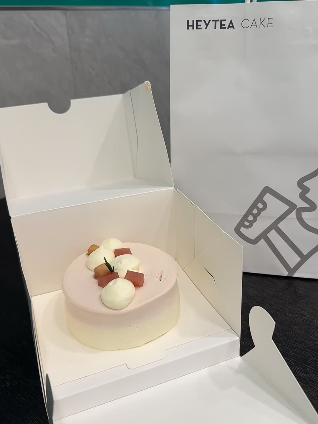 今天在街角小店挖到宝!粉色渐变小蛋糕配奶油球,甜度刚好不腻封面图