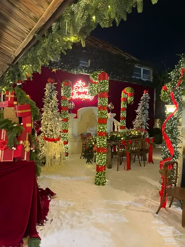 今晚在Santa's Village溜达,雪地里吃圣诞晚餐,甜度超标!🎄封面图