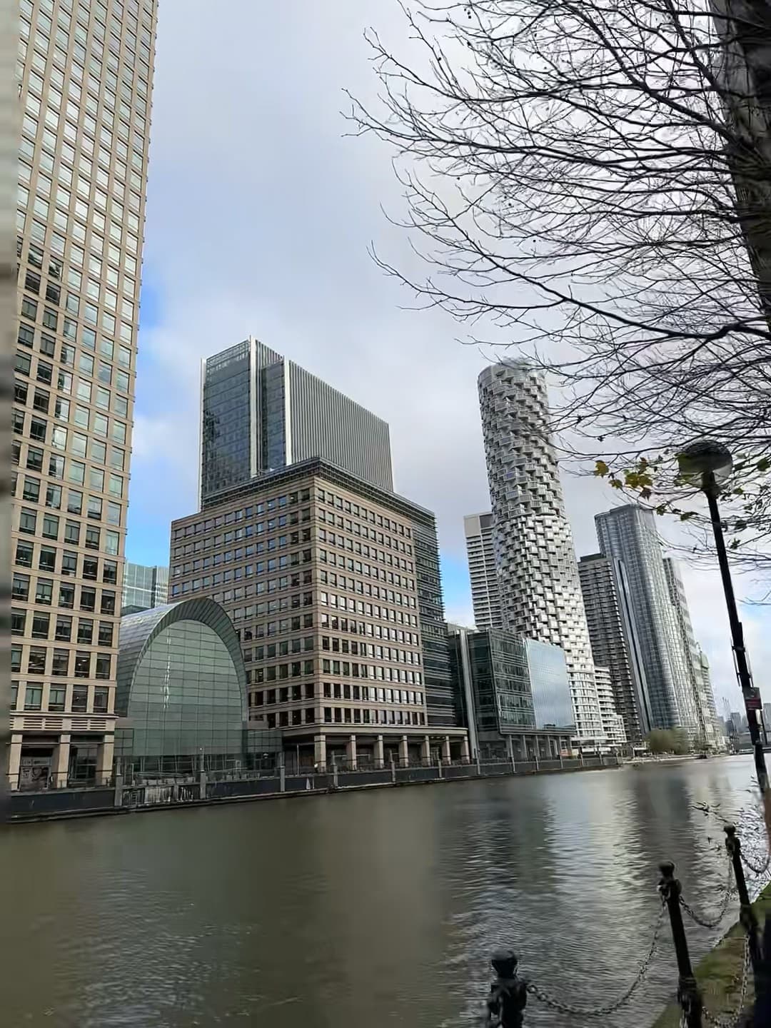 伦敦金丝雀码头河边发呆,风大到头发乱飞但建筑太好拍了封面图