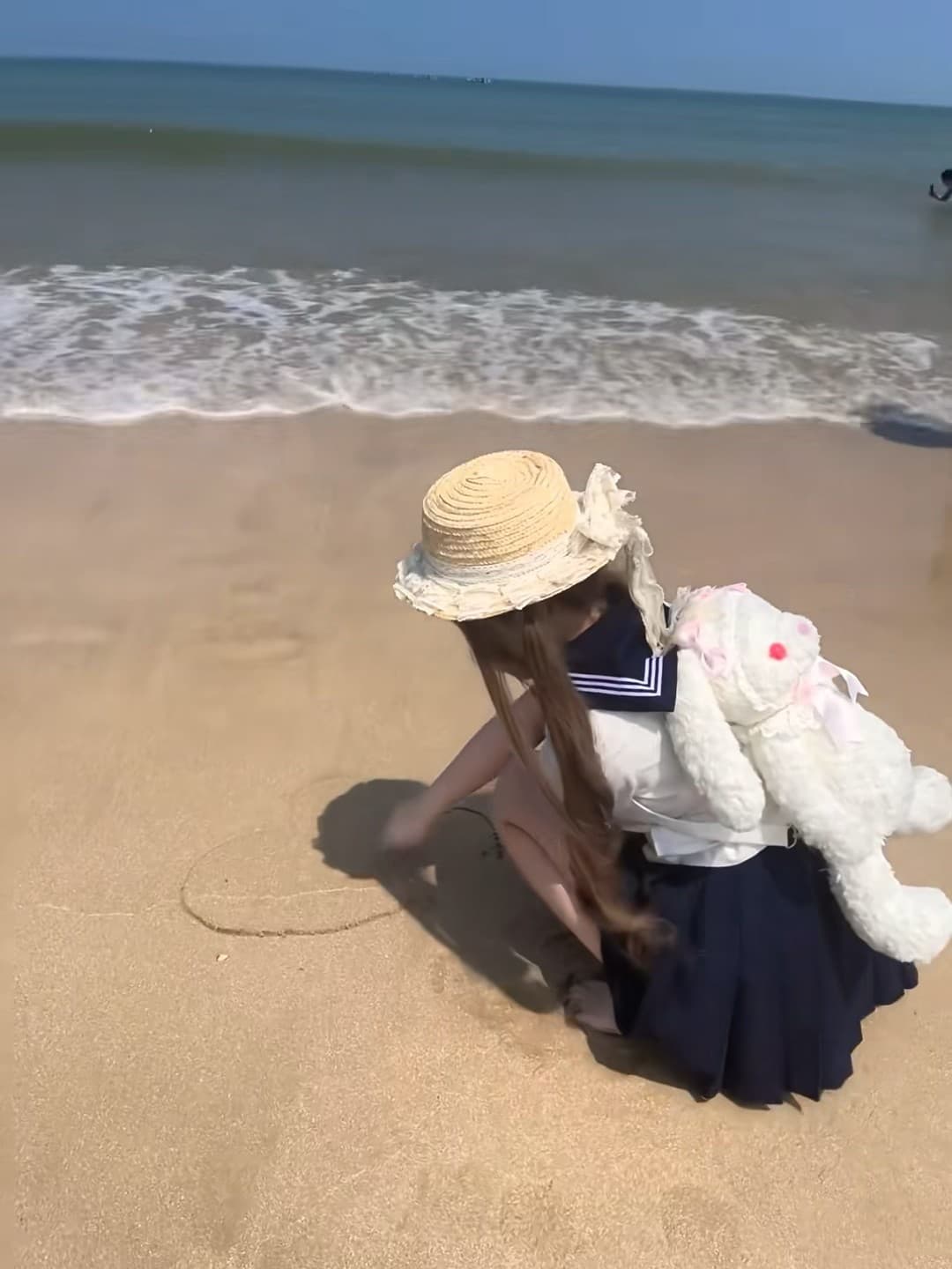 海边蹲着画圈圈的下午,连海风都替我打伞~封面图