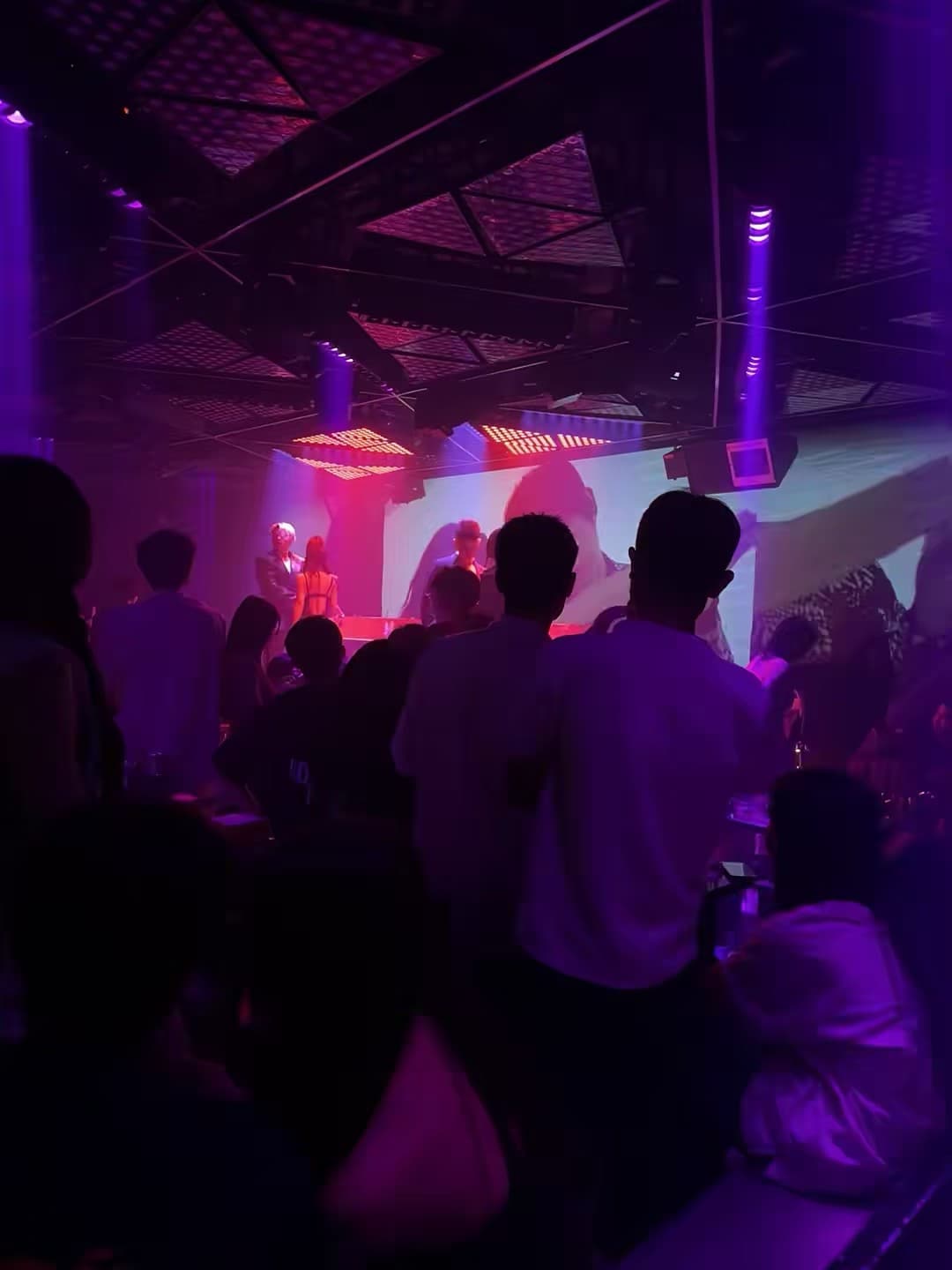 今晚在The Loft听现场,紫光打在脸上像被施了魔法封面图