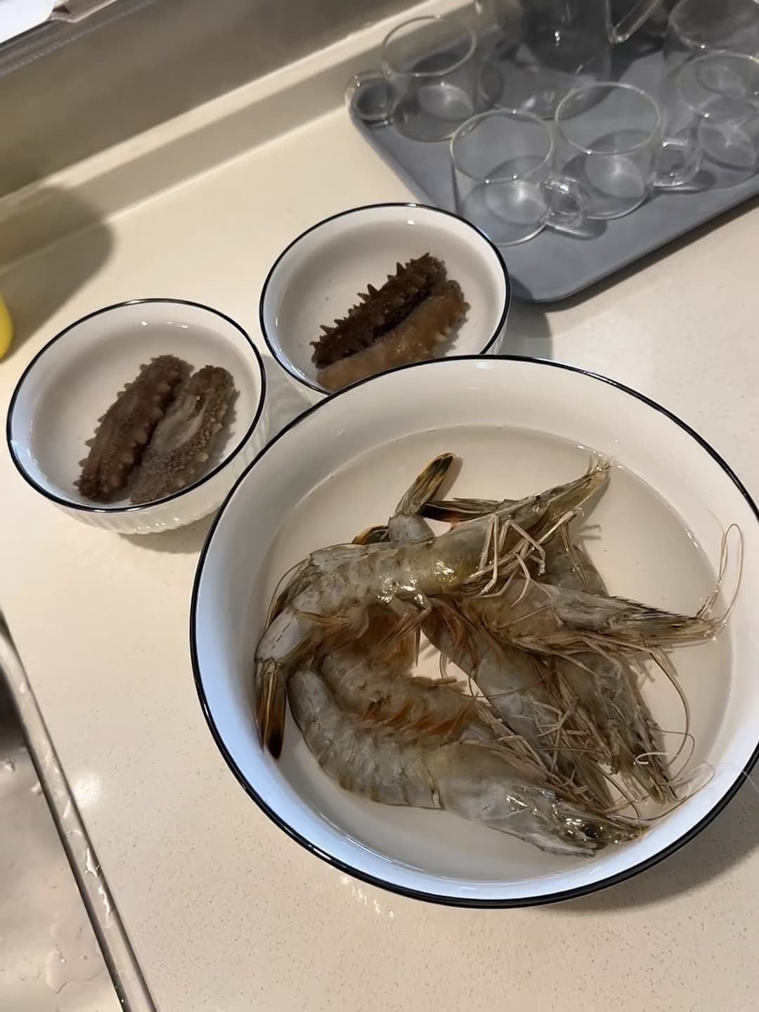 今晚的晚餐:海味组合拳,虾+海参,水里泡着等下炒封面图