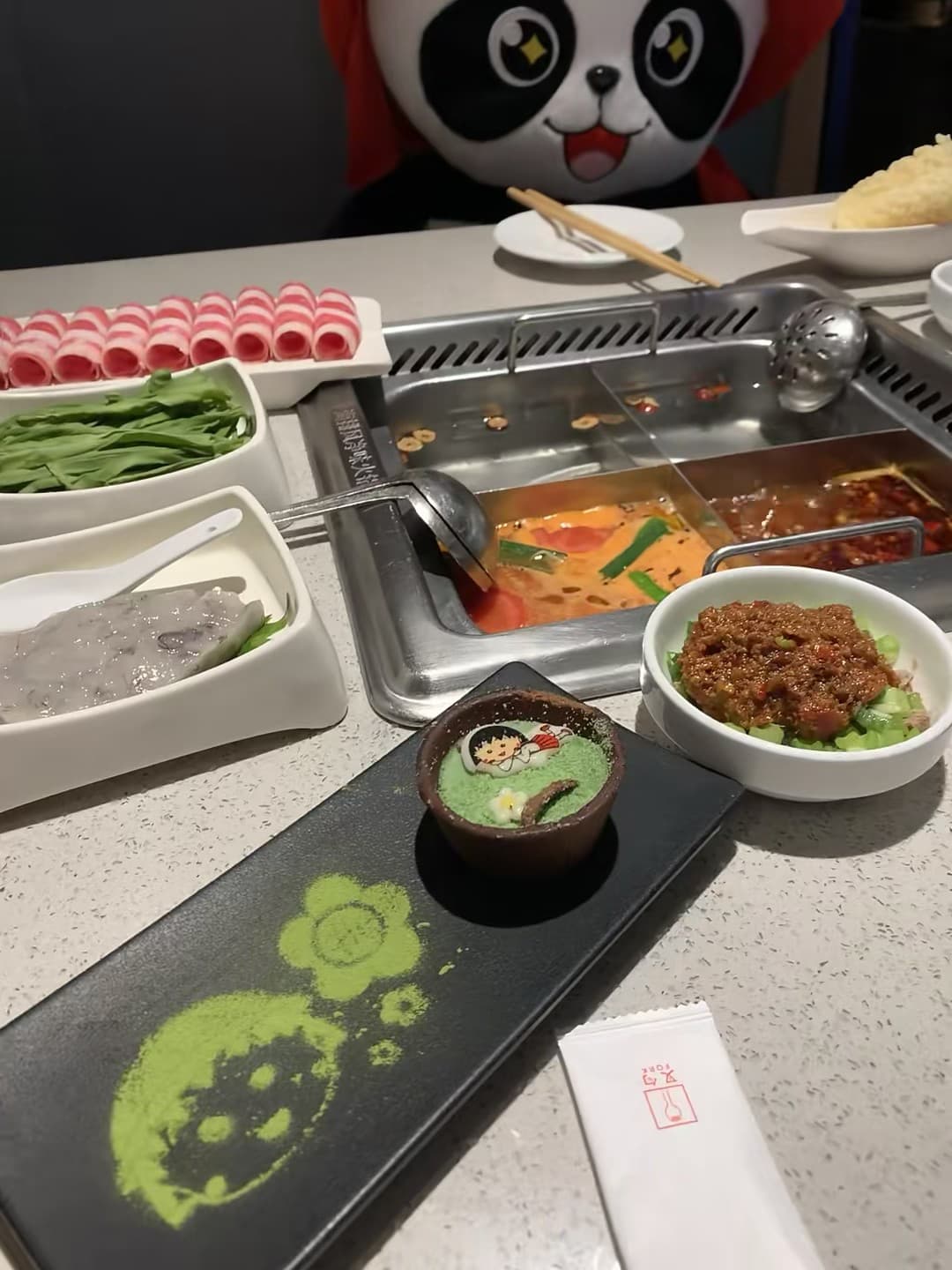 在City Center新开的熊猫主题火锅店,连甜品都印着小丸子…今天吃撑了封面图