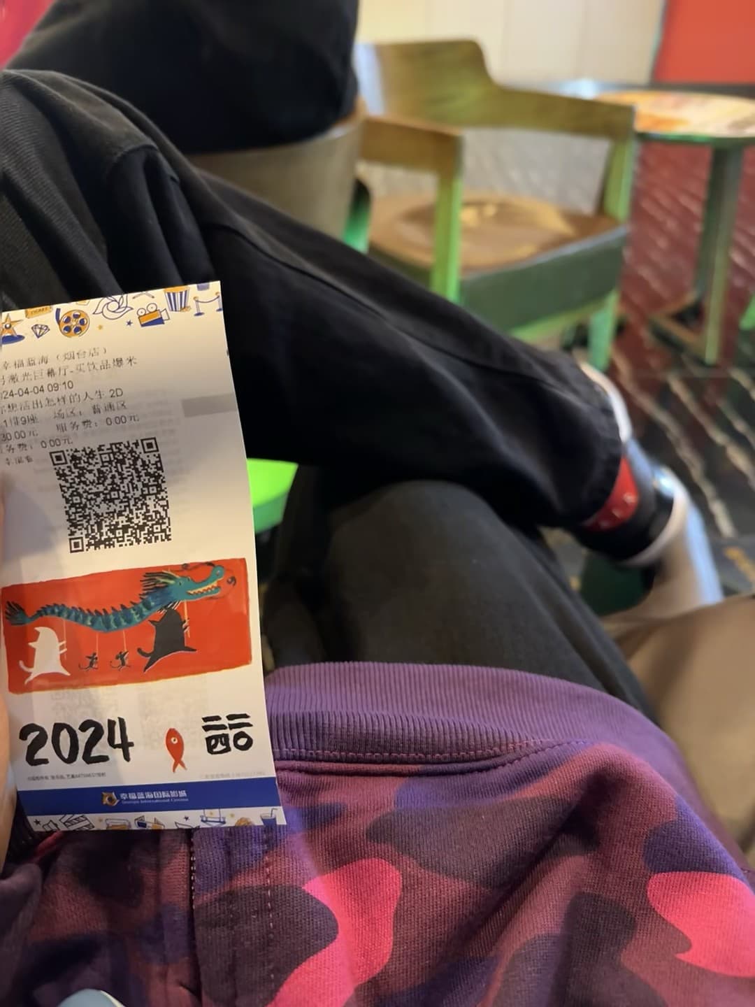 今天在便利店买龙年限定贴纸,结果被隔壁小哥偷看我手机二维码…封面图