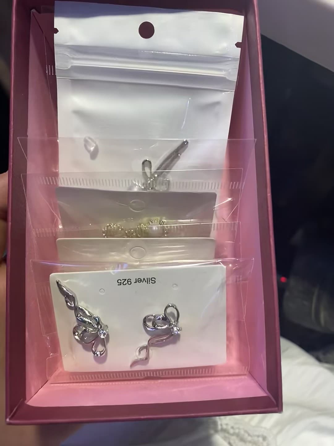 拆开新买的银饰盒,925纯银小蝴蝶在粉盒里闪闪发光~封面图