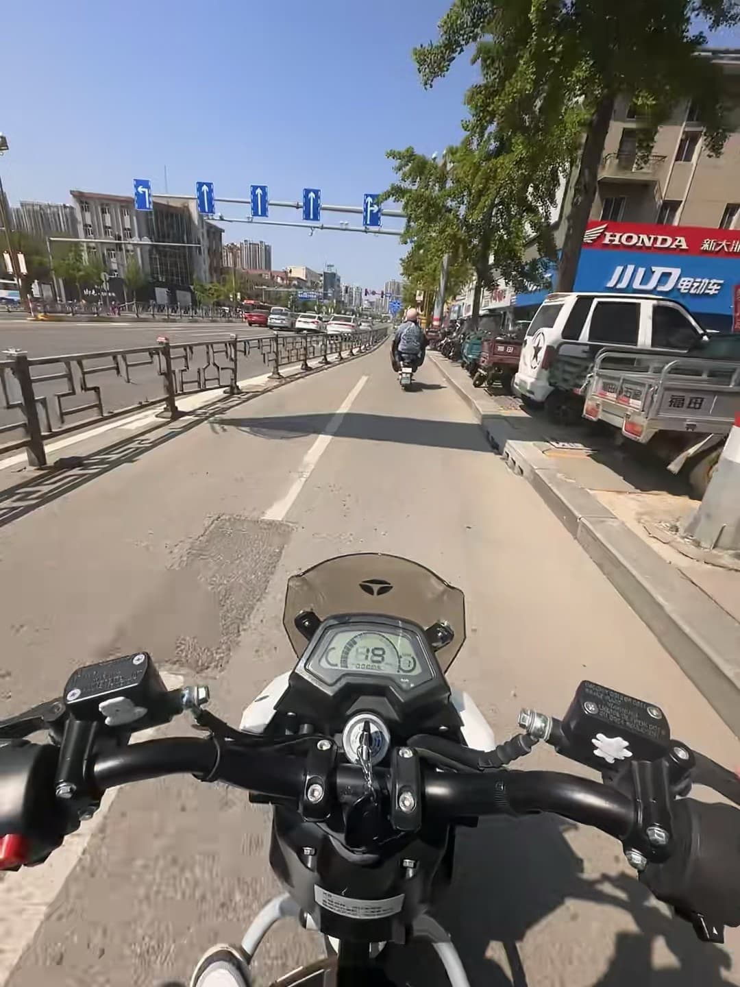 通勤电车第187天:48km/h,后视镜里是今天的风和云封面图