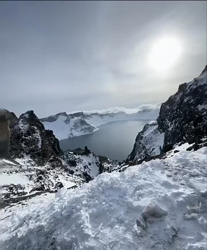 雪天徒步去打卡火山口湖,脚底打滑像在玩雪地版碰碰车封面图