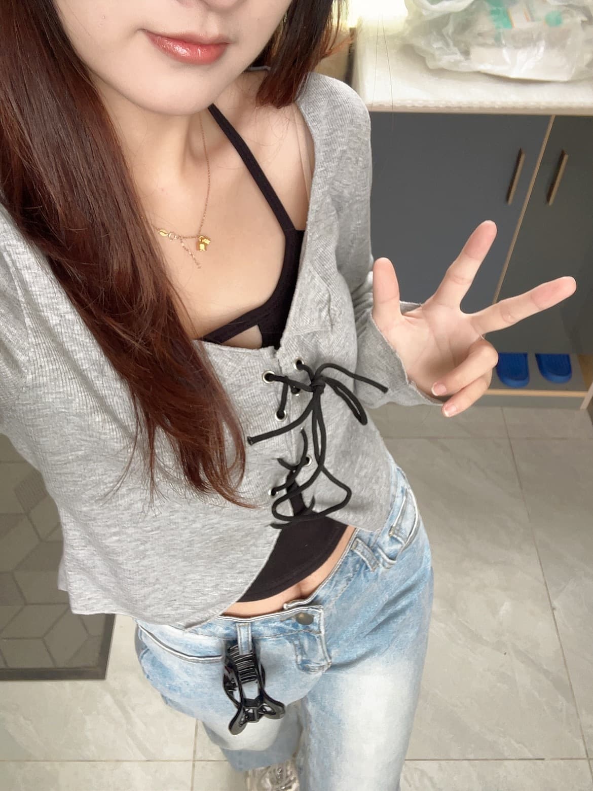 灰色开衫配黑吊带,今天在公寓厨房随手一拍封面图