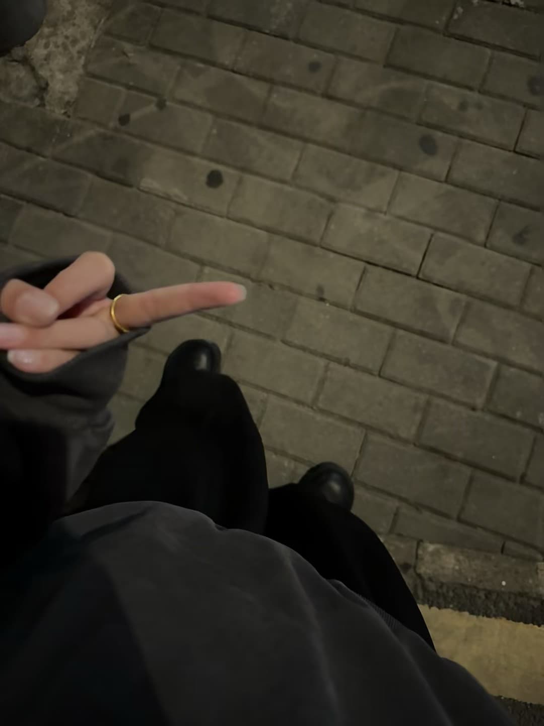 夜巡街角,指节微凉但心是暖的 🌃封面图