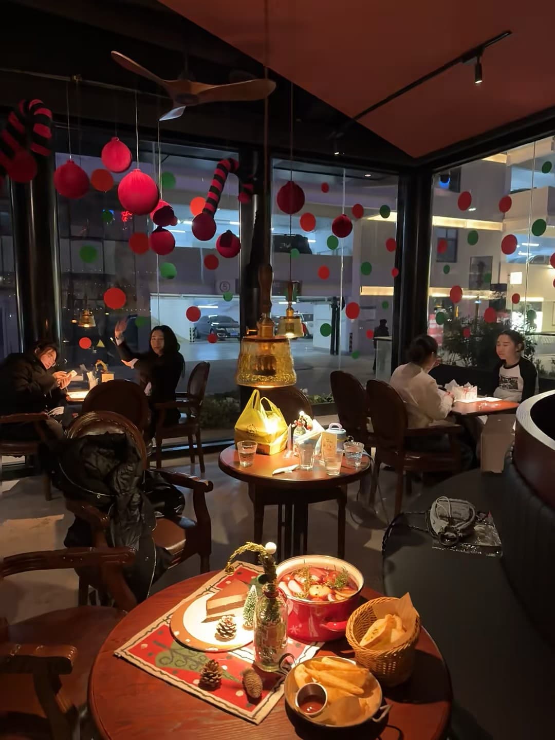 圣诞氛围拉满的街角小馆,今天在The Bell House喝到热红酒+姜饼蛋糕 🍂封面图