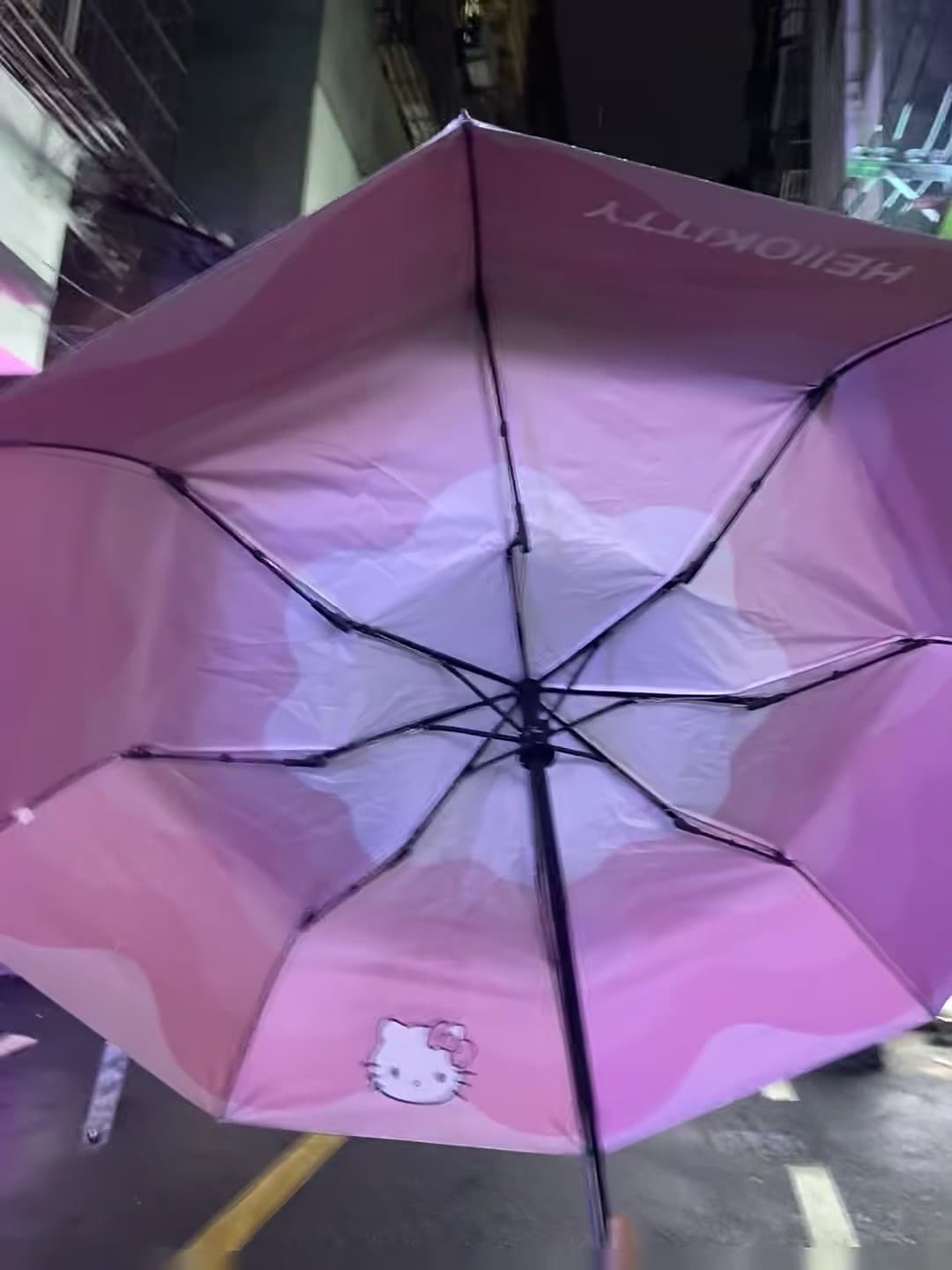 雨天撑开Hello Kitty的瞬间,突然觉得这把伞比地铁站口那家便利店的热可可还治愈封面图