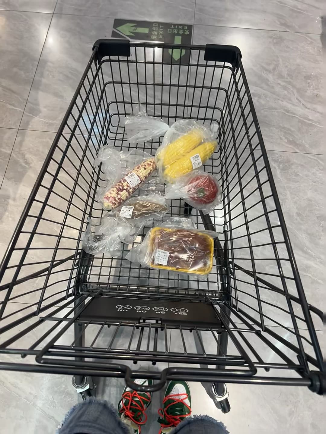 超市推车里塞满了玉米和苹果,今天在Whole Foods买菜像开盲盒封面图