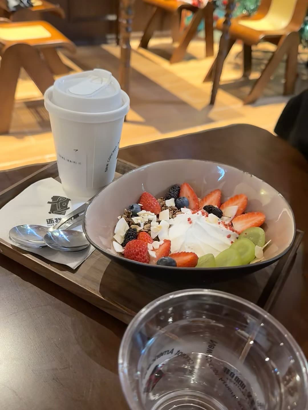 早八人续命神器:酸奶碗+外带咖啡,今天在The Corner Café偷得半日闲封面图