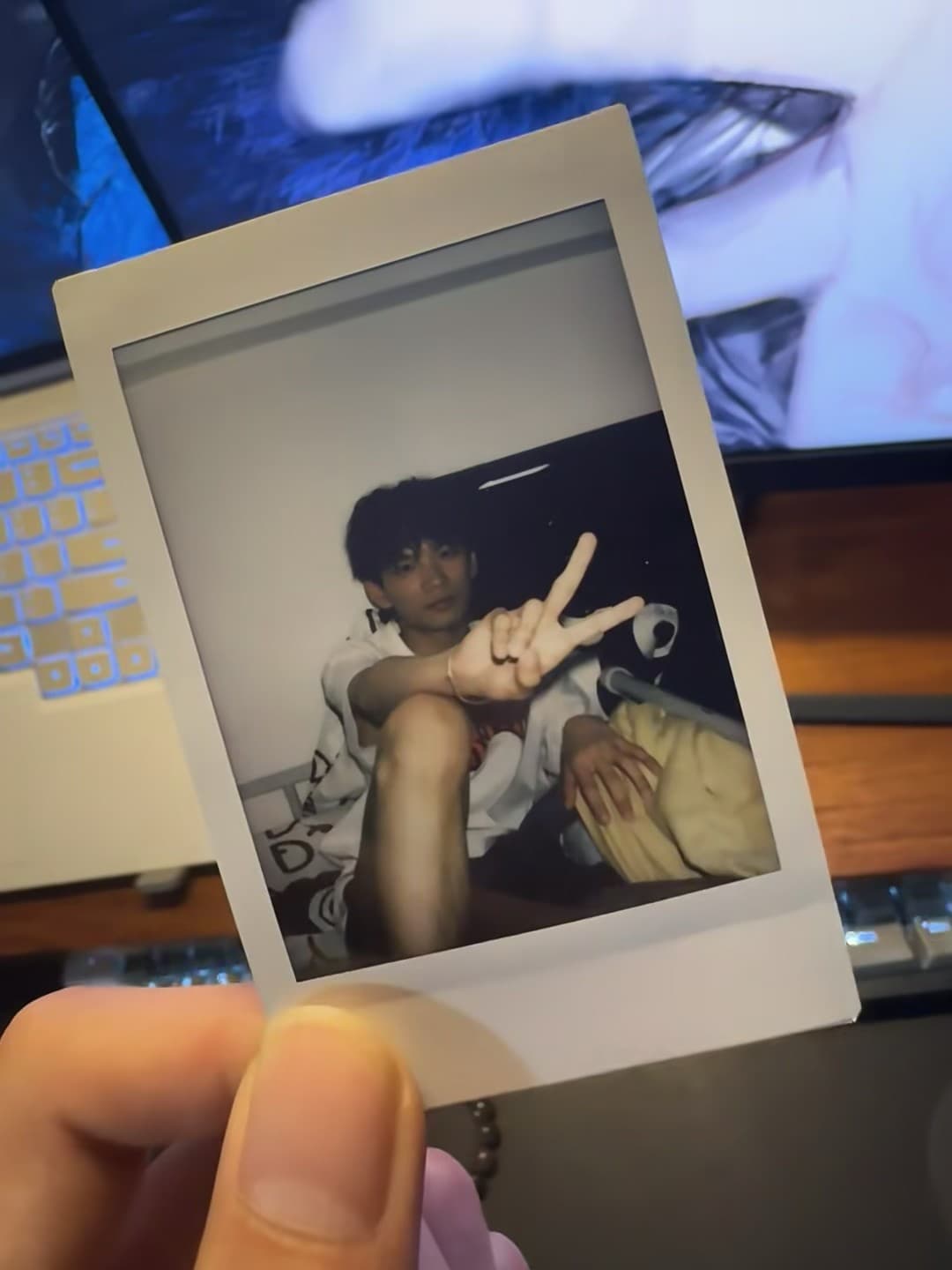 翻到去年在东京涩谷拍的Polaroid,当时在7-11买胶片卷还被店员多看了两眼封面图