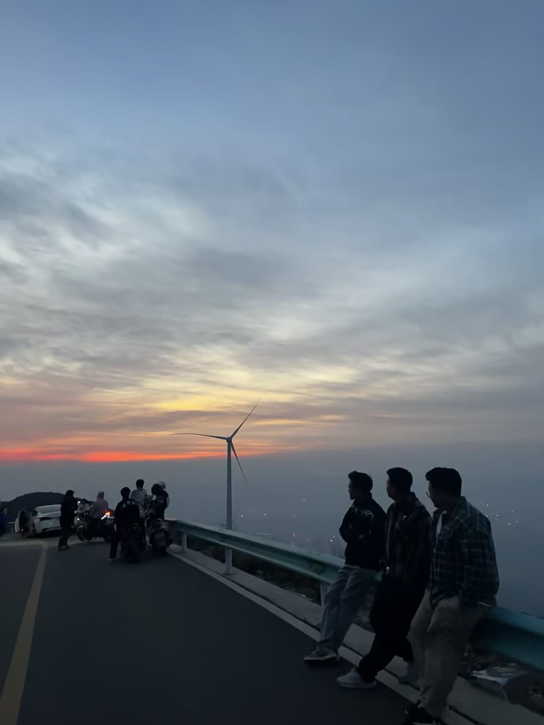 山顶风车下的黄昏,人比风车还静止 🌅封面图