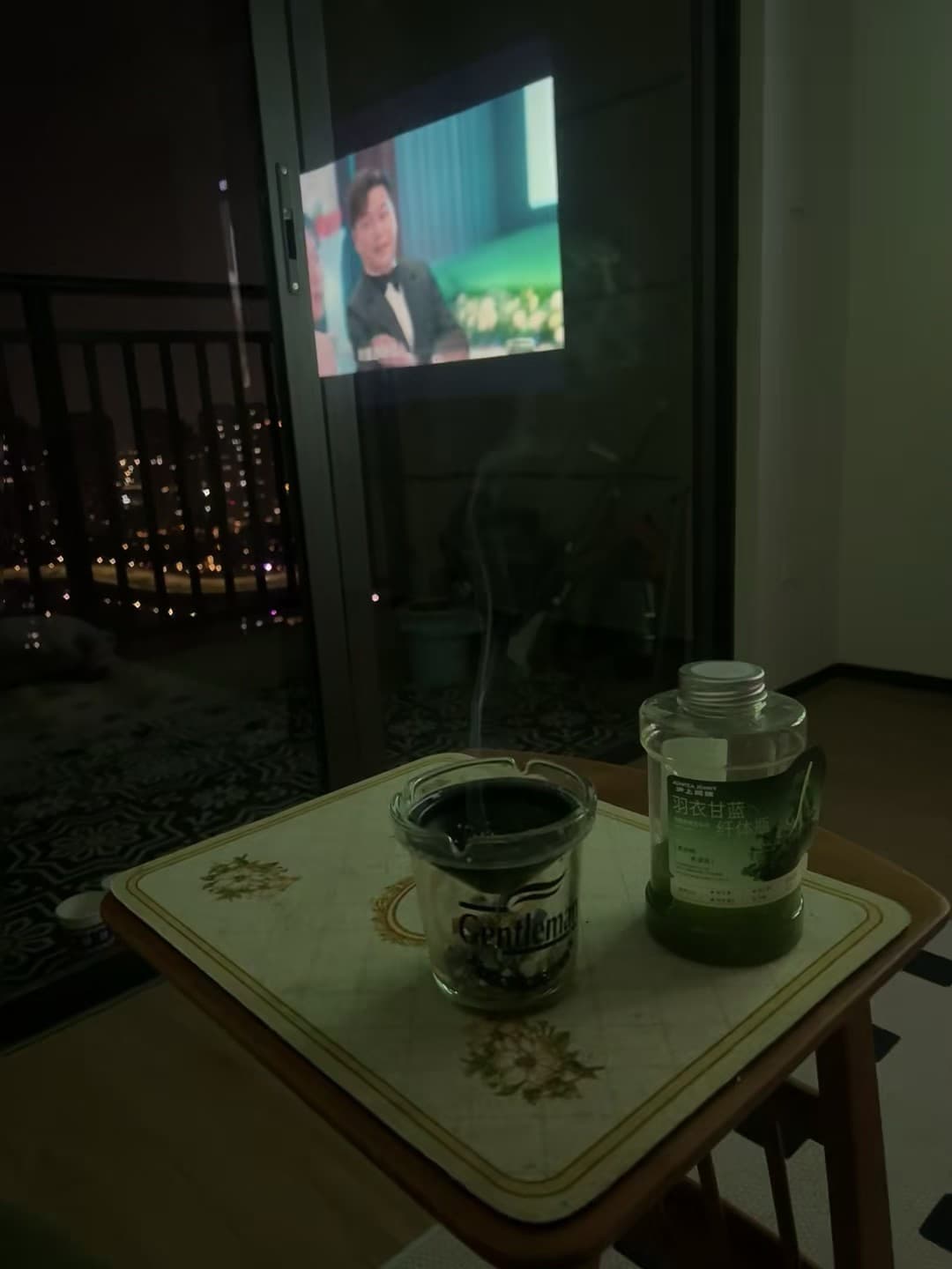 深夜投影+热茶+绿瓶水,今晚的阳台仪式感拉满了封面图