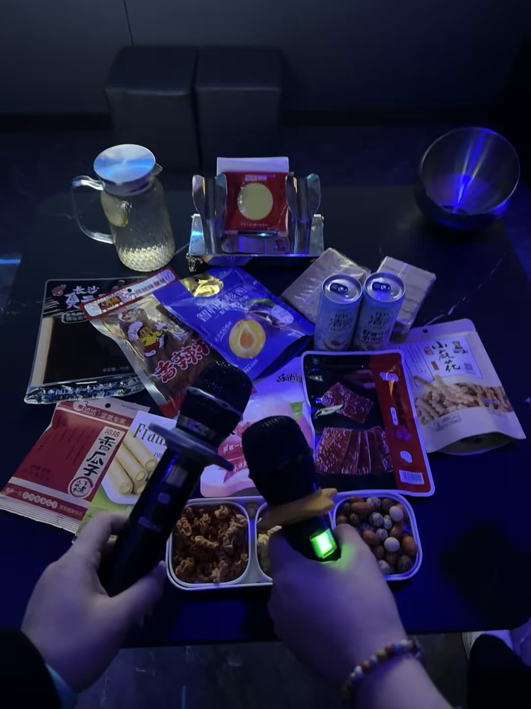 KTV的快乐谁懂啊!两支麦子+一桌零食,今晚的主场是‘我’封面图