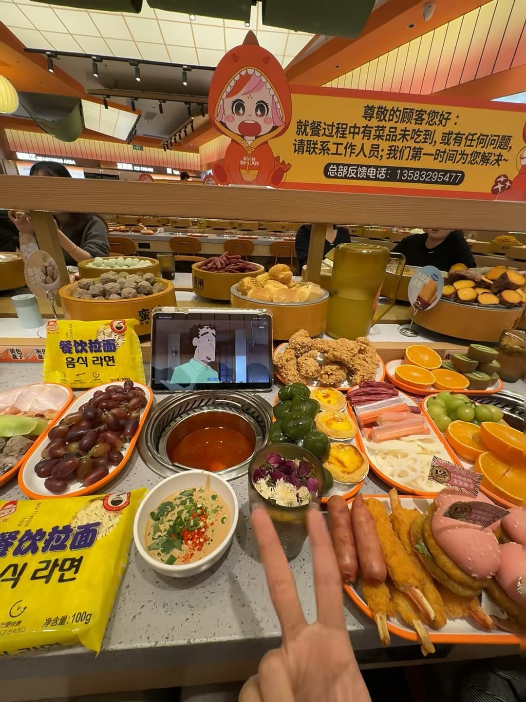 今天在回程电车里啃了颗葡萄,突然发现这盘拉面包装上的韩文…好想问老板这是哪国风味?封面图