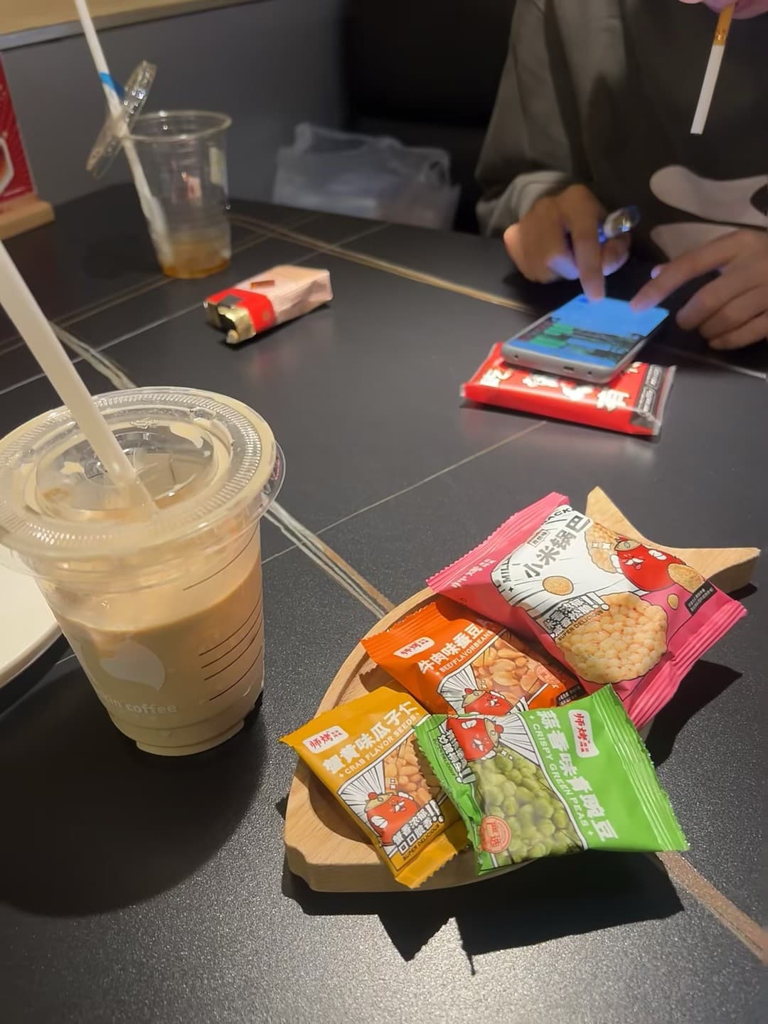 咖啡没喝完,零食先吃光了…谁懂这种快乐?封面图