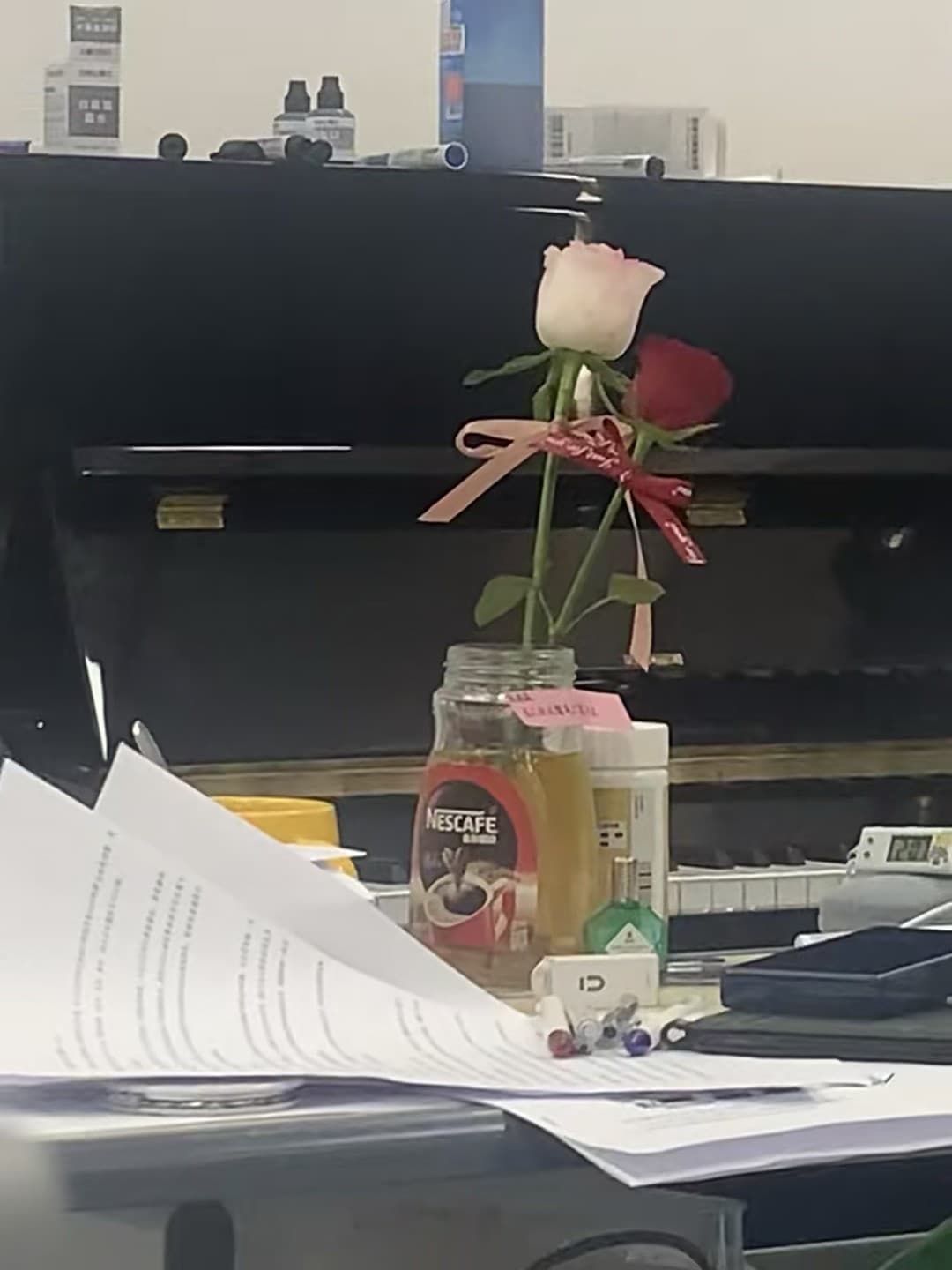 办公室角落的浪漫:两支玫瑰插在Nescafé瓶里,今天是被温柔对待的一天封面图