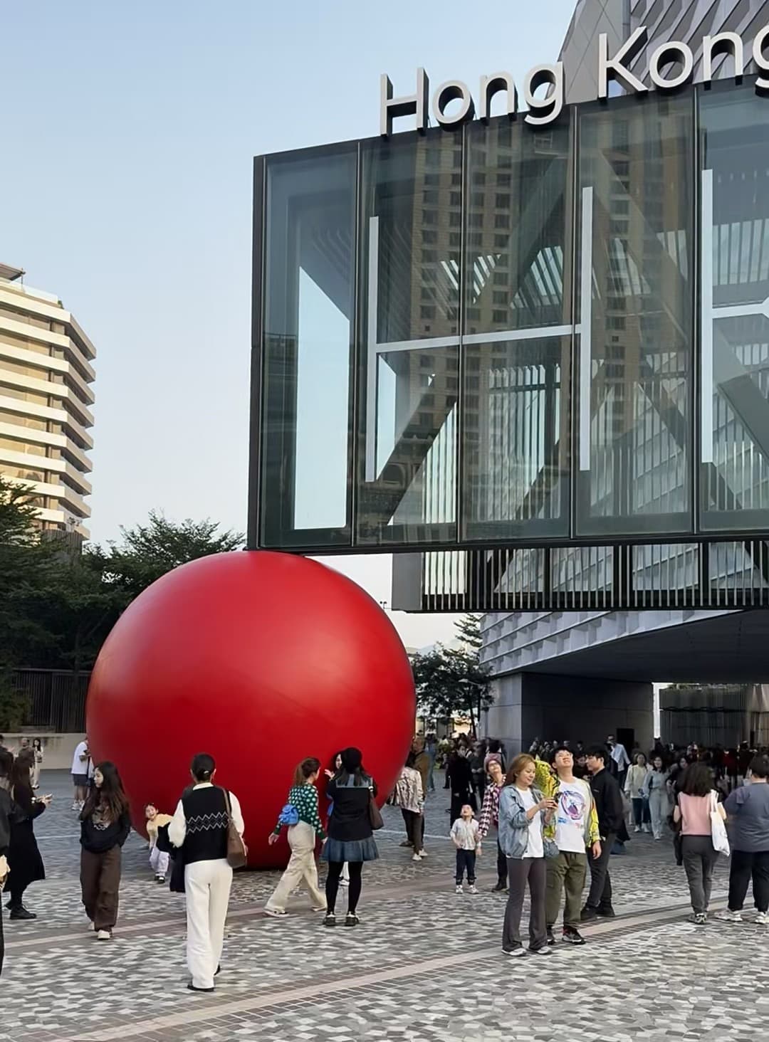 路过HK艺术区,这个红球突然闯进我的日常|今天在M+前被它撞了一下腰封面图