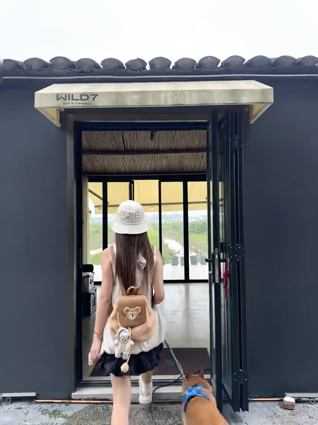 遛狗顺路打卡新店,门口小熊背包和我一样乖~封面图