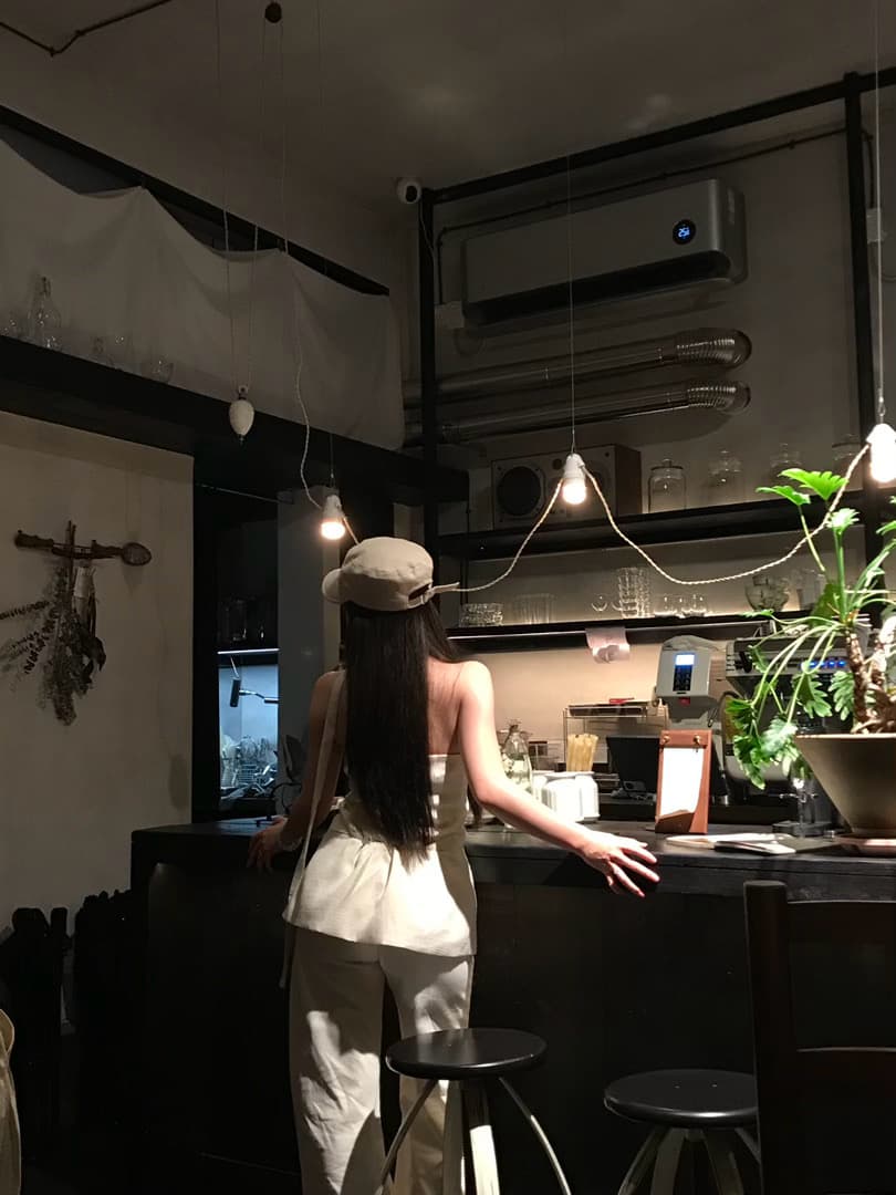 傍晚的吧台角落,光和影在说悄悄话封面图